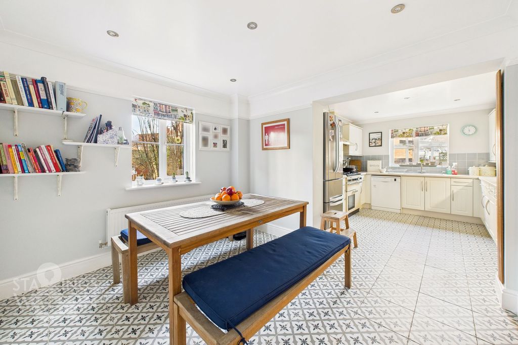 Property photo 3 of 36