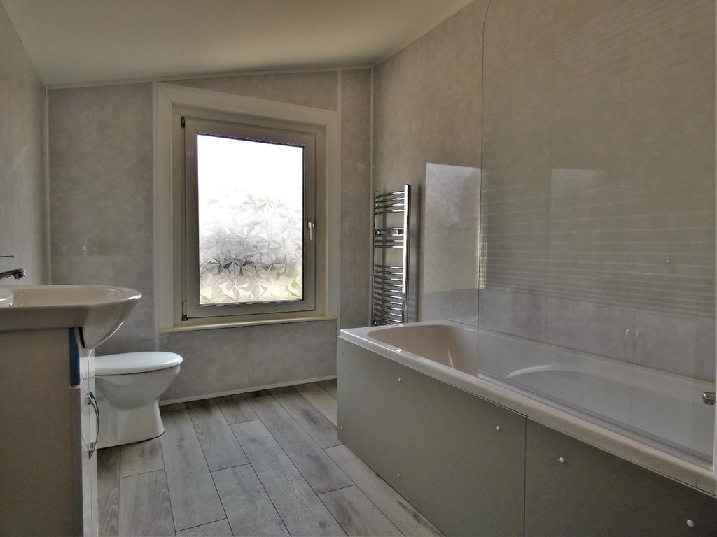 Property photo 1 of 9 Bathroom