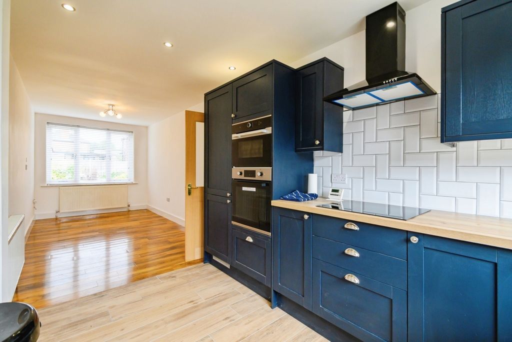 Property photo 3 of 17 Kitchen