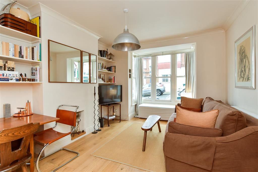 Property photo 3 of 11 Lounge
