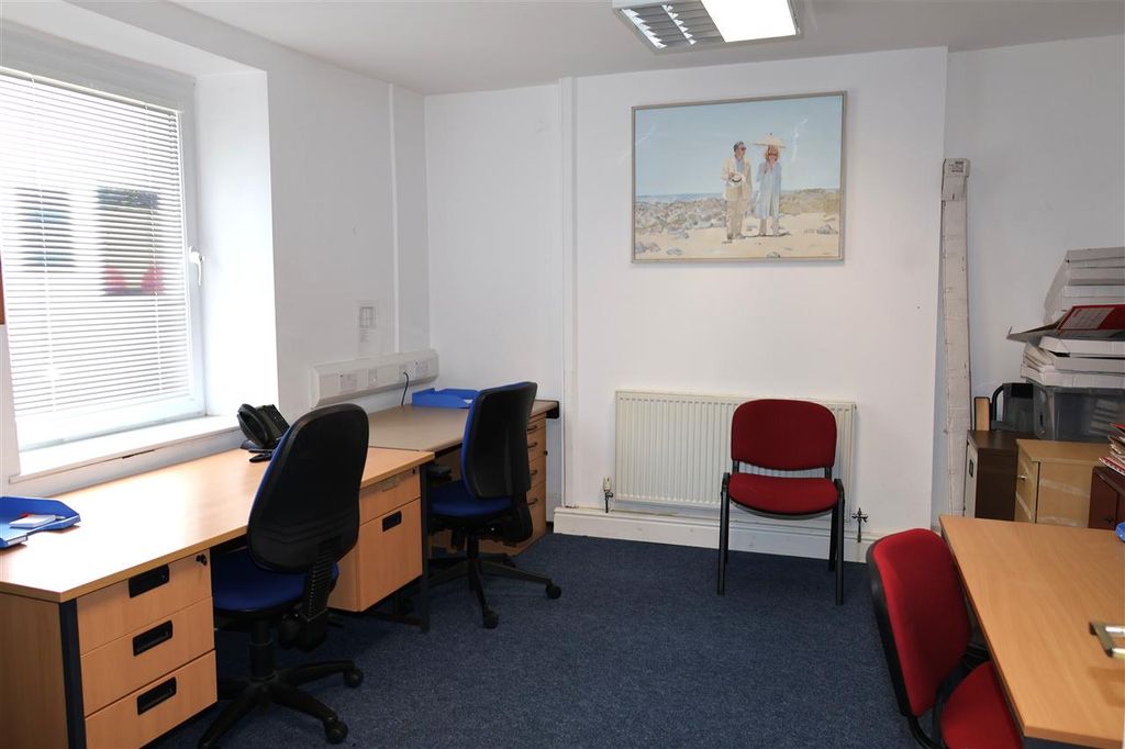 Property photo 3 of 12 Office / Lounge
