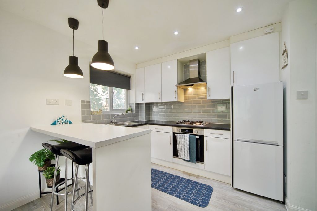 Property photo 3 of 8 Kitchen