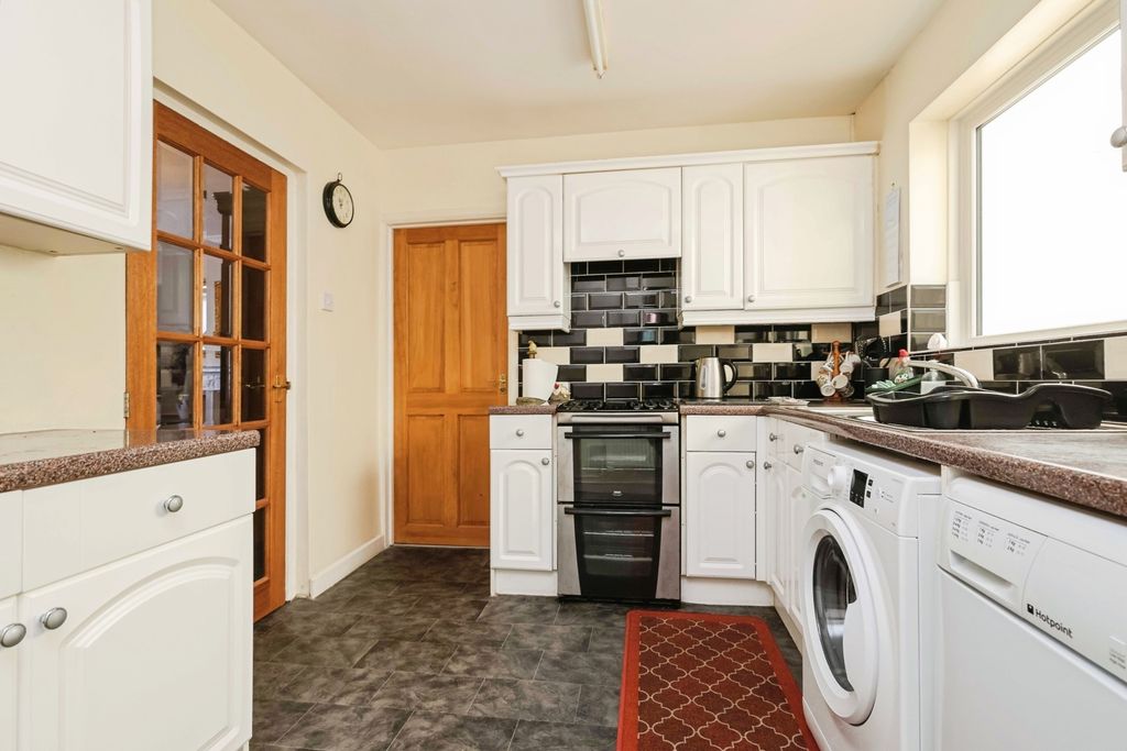 Property photo 3 of 17 Kitchen