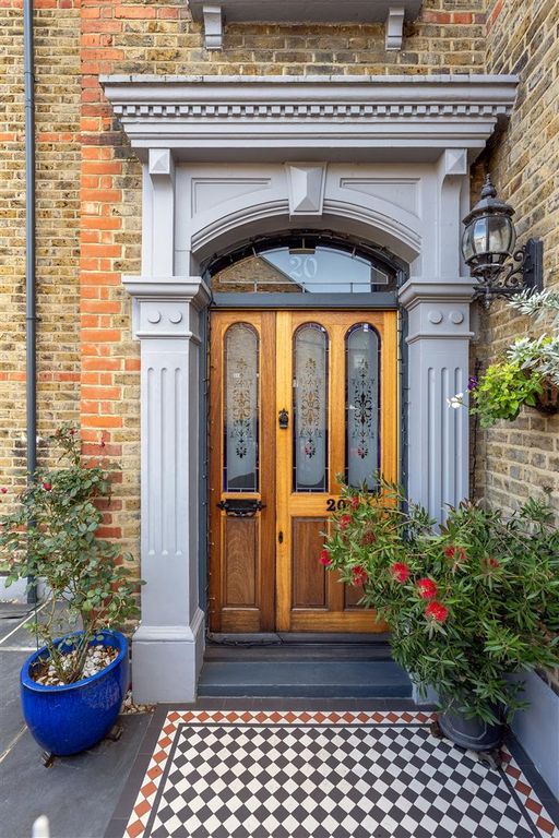 Property photo 2 of 33 Barrett Road, E17