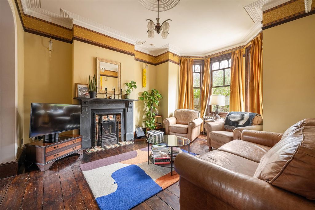 Property photo 3 of 50 Mildenhall Road, E5