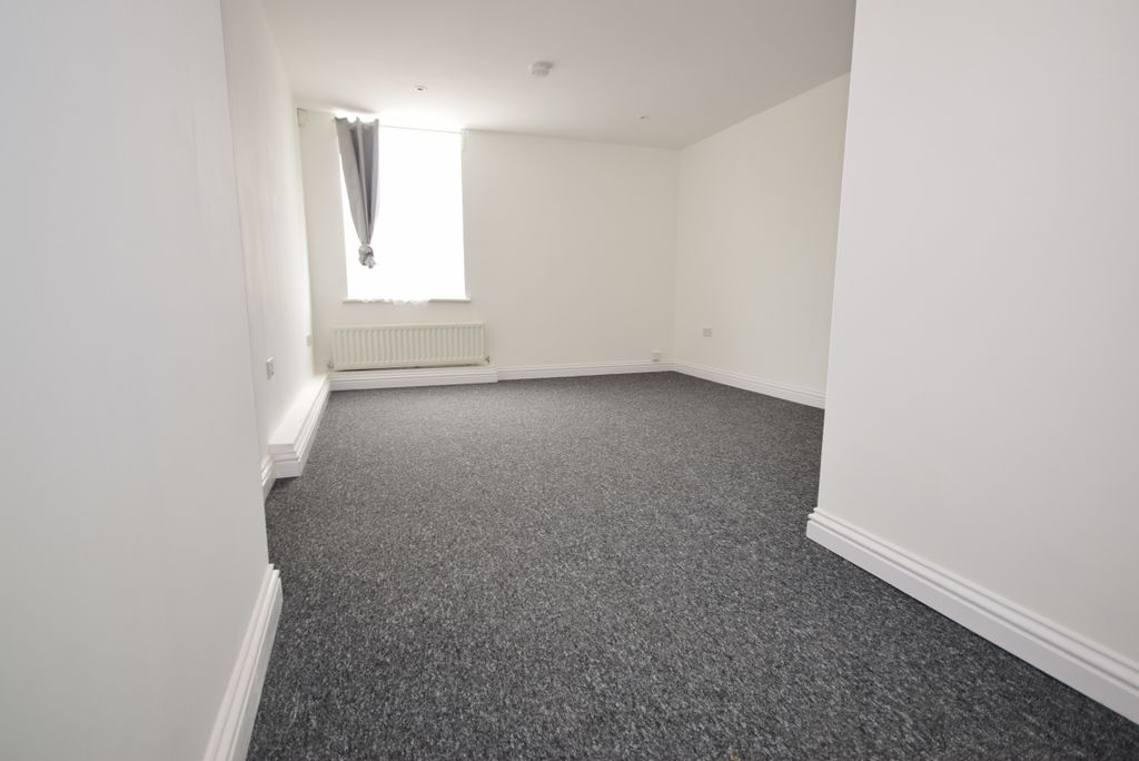 Property photo 3 of 8 Lounge