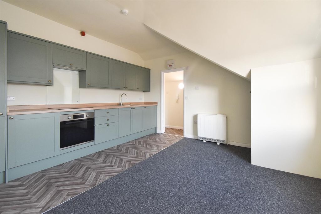 Property photo 2 of 10 Living Space