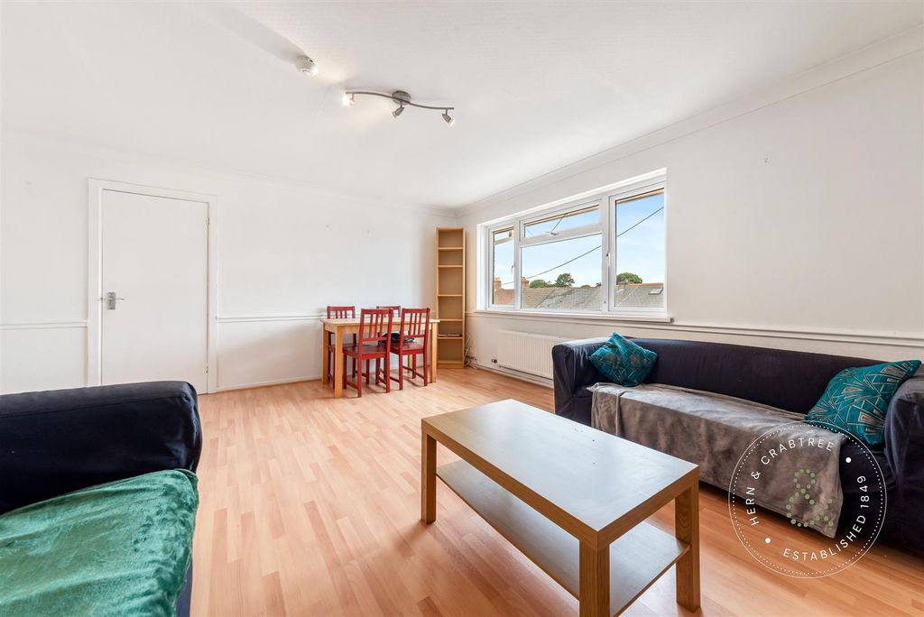 Property photo 3 of 15 Victoria-Court-03.Jpg