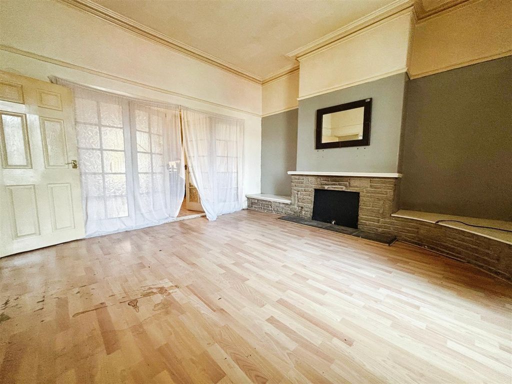 Property photo 2 of 15 Lounge