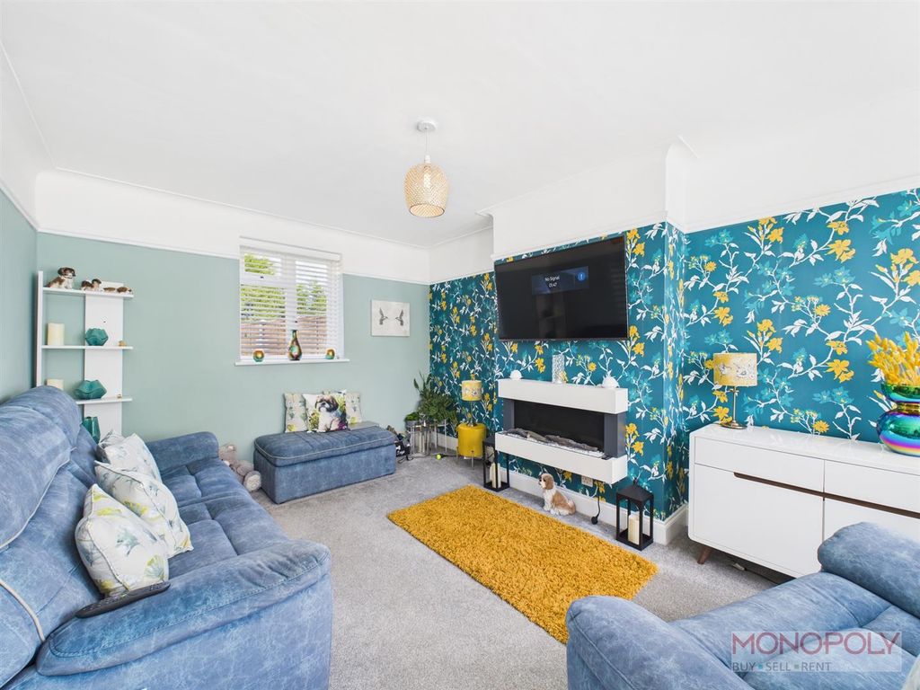 Property photo 2 of 18 Lounge