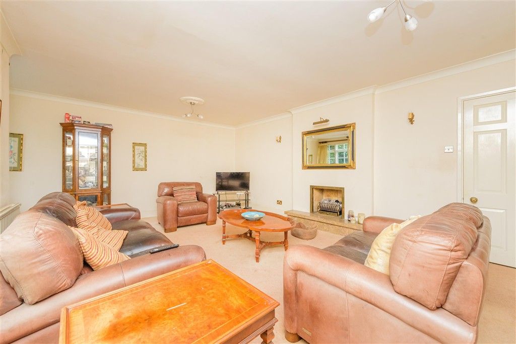 Property photo 2 of 11 Lounge