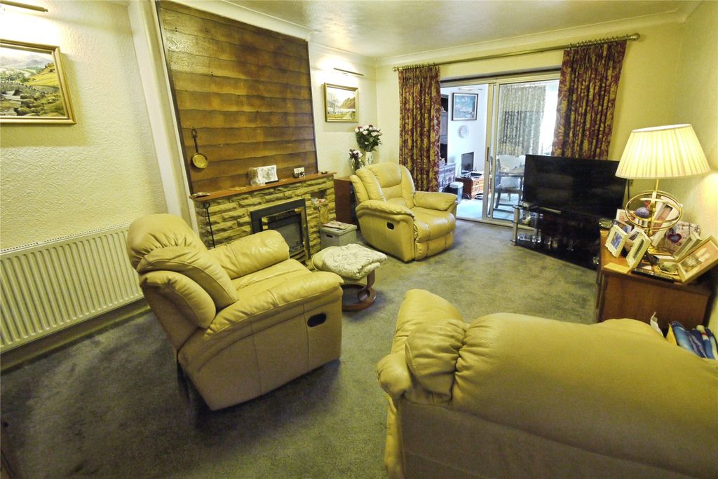 Property photo 3 of 15 Lounge