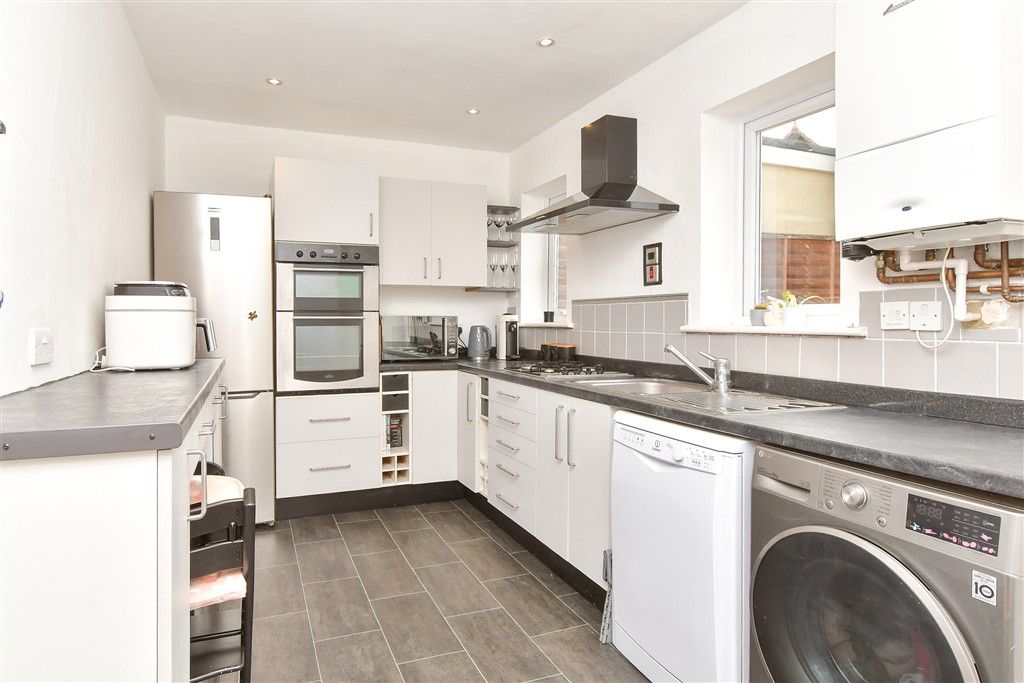 Property photo 3 of 10 Kitchen
