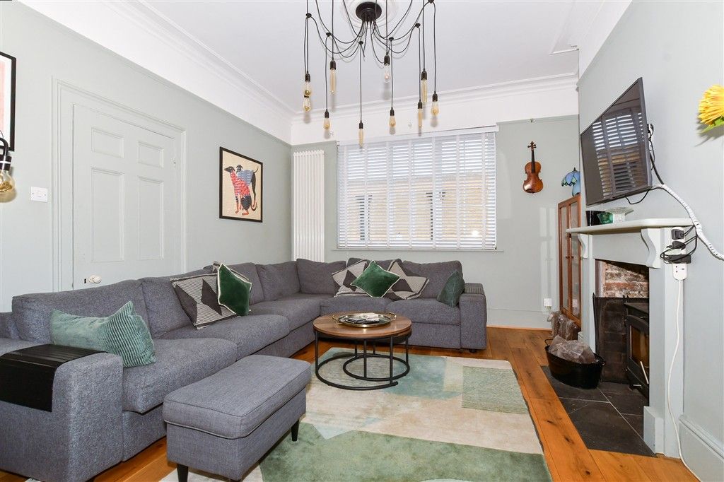 Property photo 3 of 12 Lounge