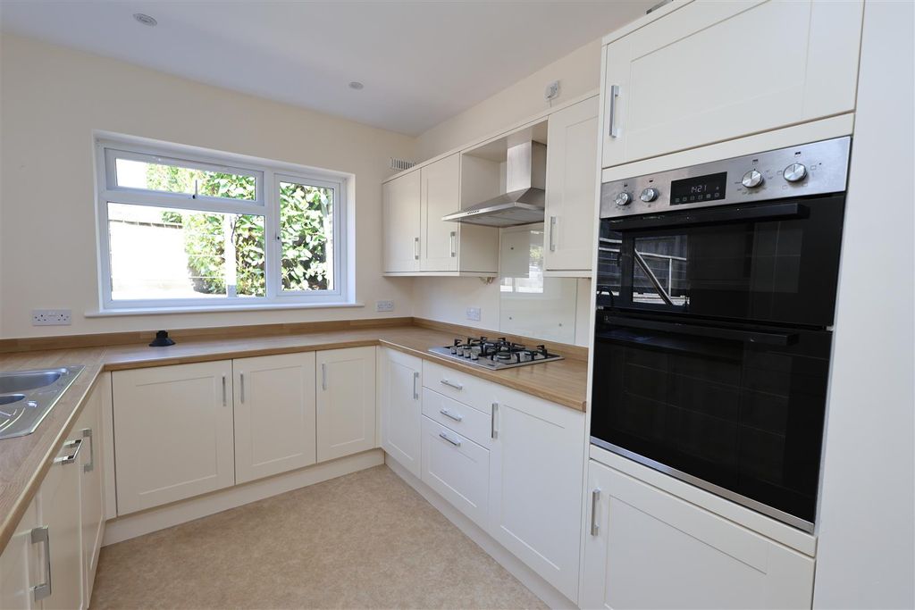 Property photo 3 of 25 Kitchen