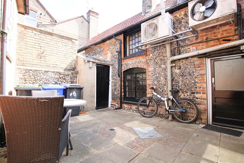 Property photo 3 of 12 Courtyard.Jpg