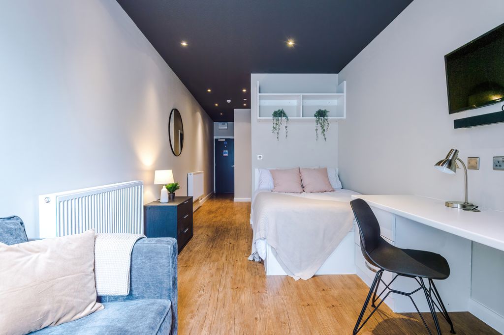 Property photo 1 of 14 Flat 4, Unw, 1