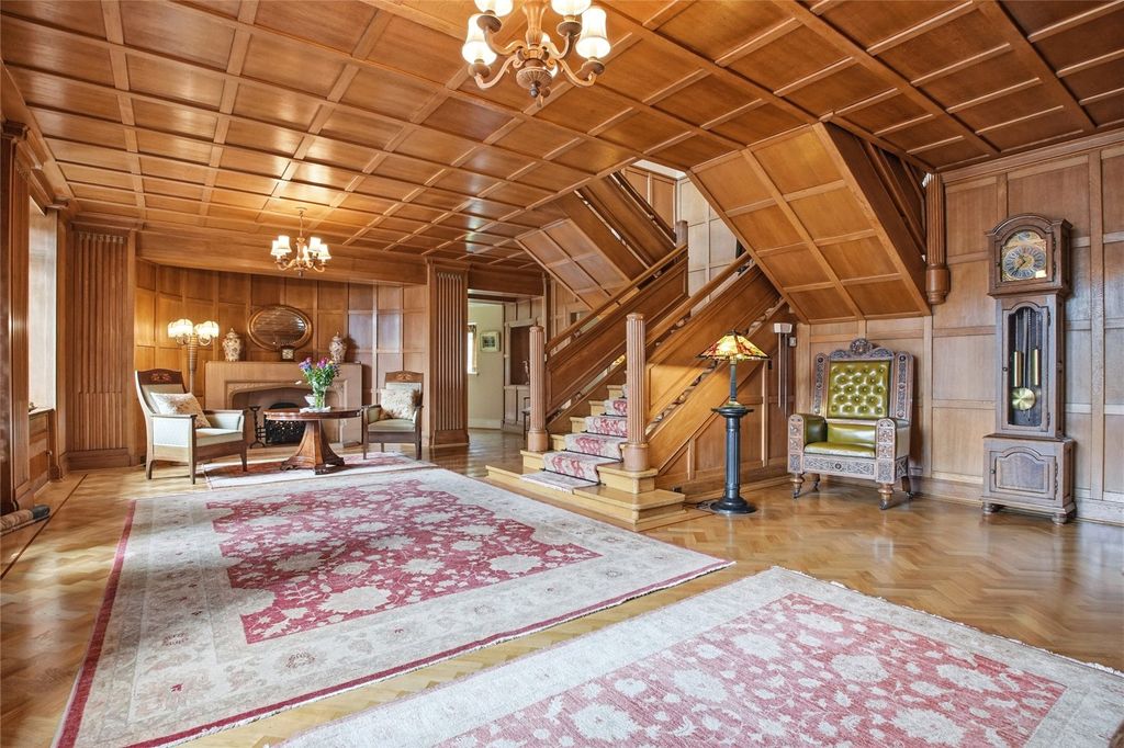 Property photo 3 of 42 Entrance Hall