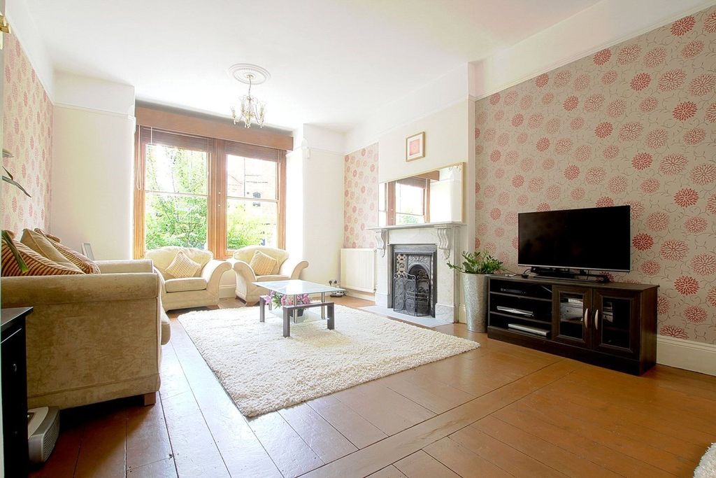 Property photo 3 of 10 Lounge