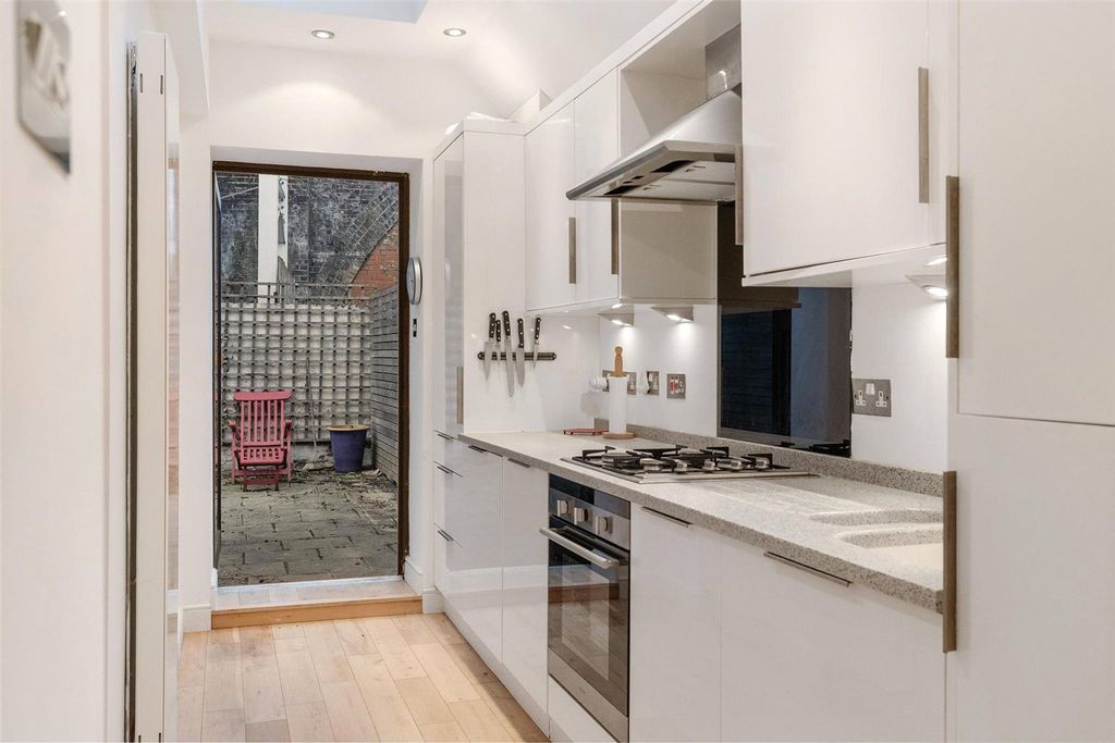 Property photo 2 of 16 Picture No. 15