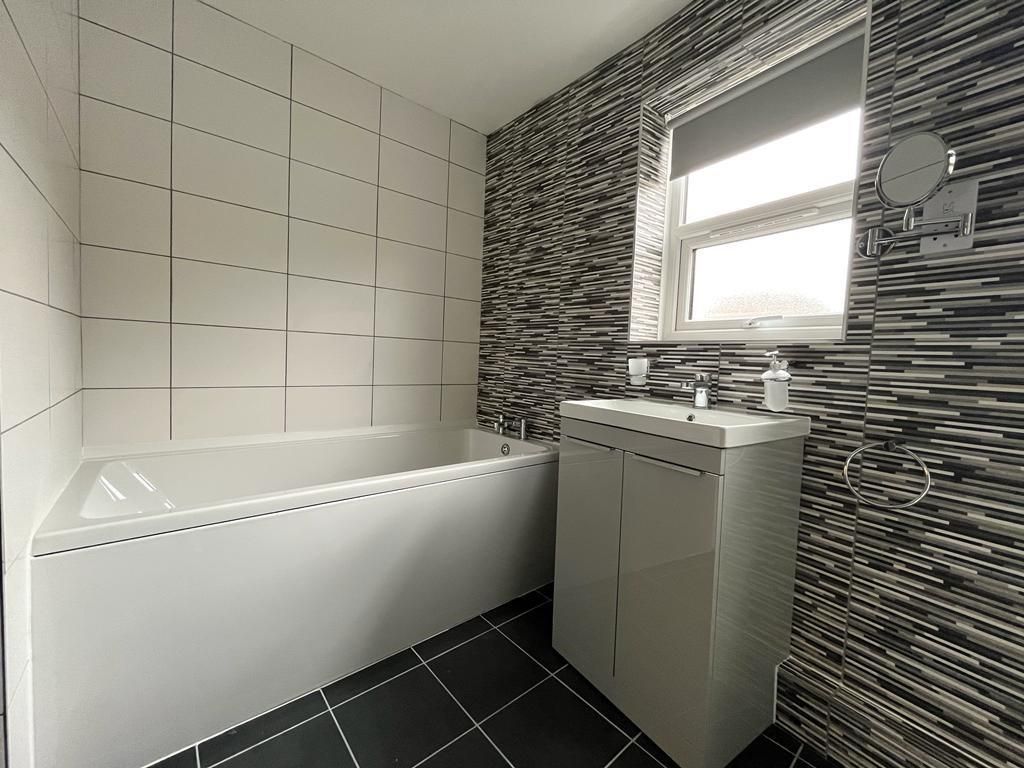 Property photo 2 of 6 7 Morden St - Bathroom.Jpg