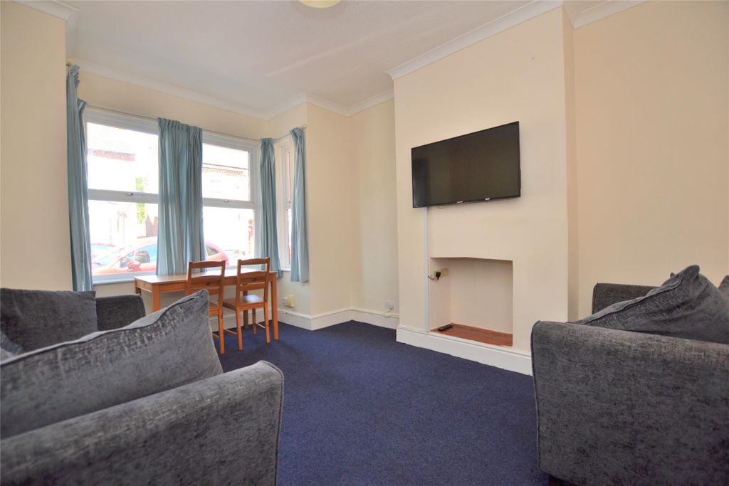 Property photo 2 of 11 Living Room