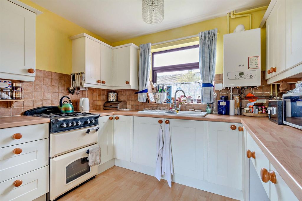 Property photo 2 of 15 8685662-Interior04-800.Jpg