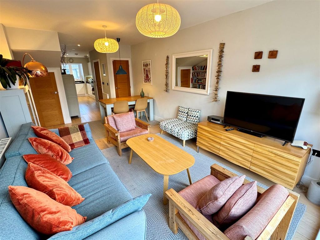 Property photo 2 of 14 4 Ocean Heights Lounge