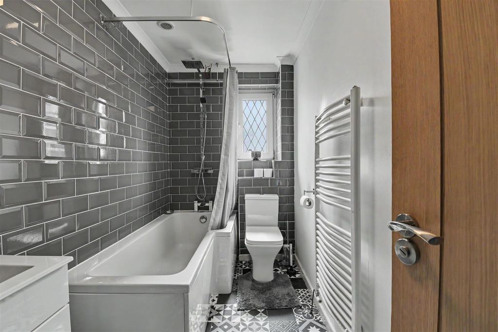 Property photo 2 of 11 Bathroom
