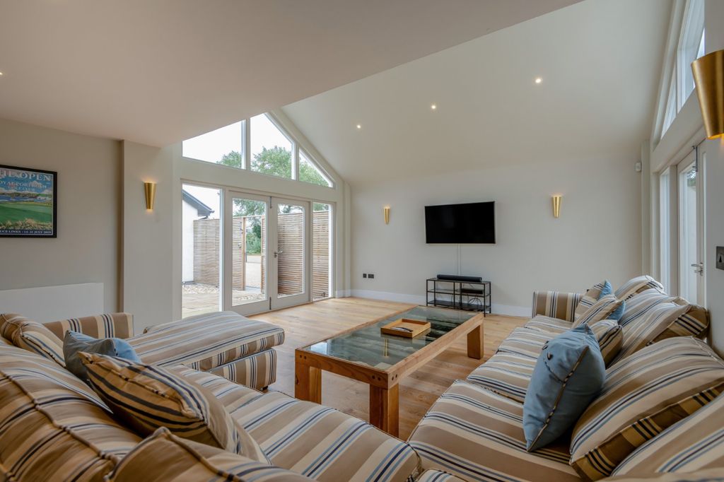 Property photo 3 of 21 Sitting Room