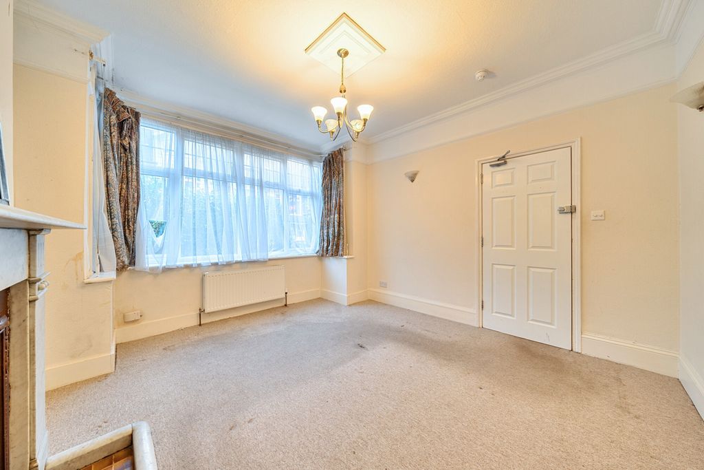 Property photo 3 of 21 1388121-21-694A69...