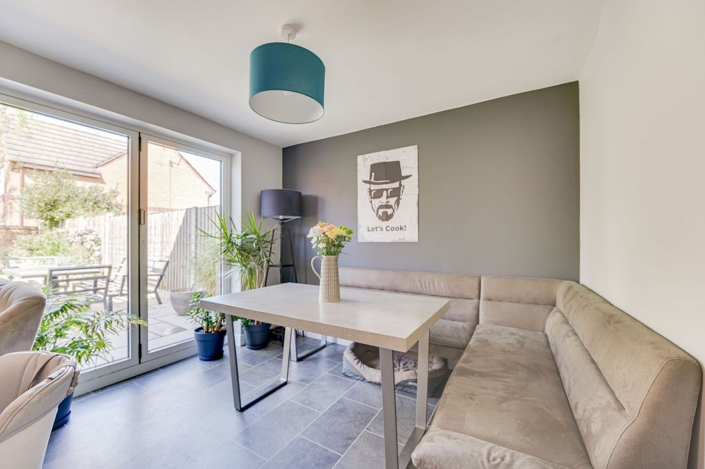 Property photo 2 of 28