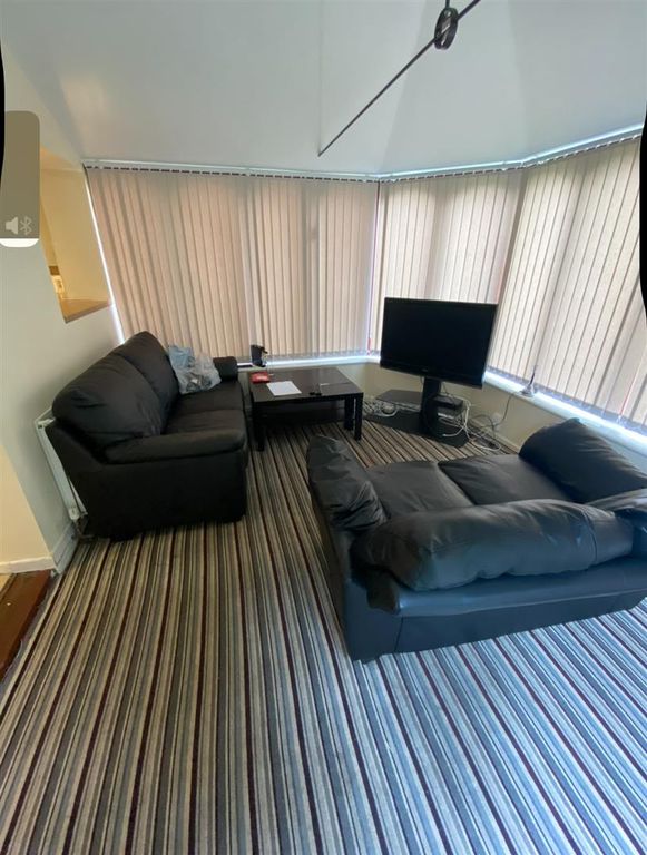 Property photo 2 of 32 Lounge