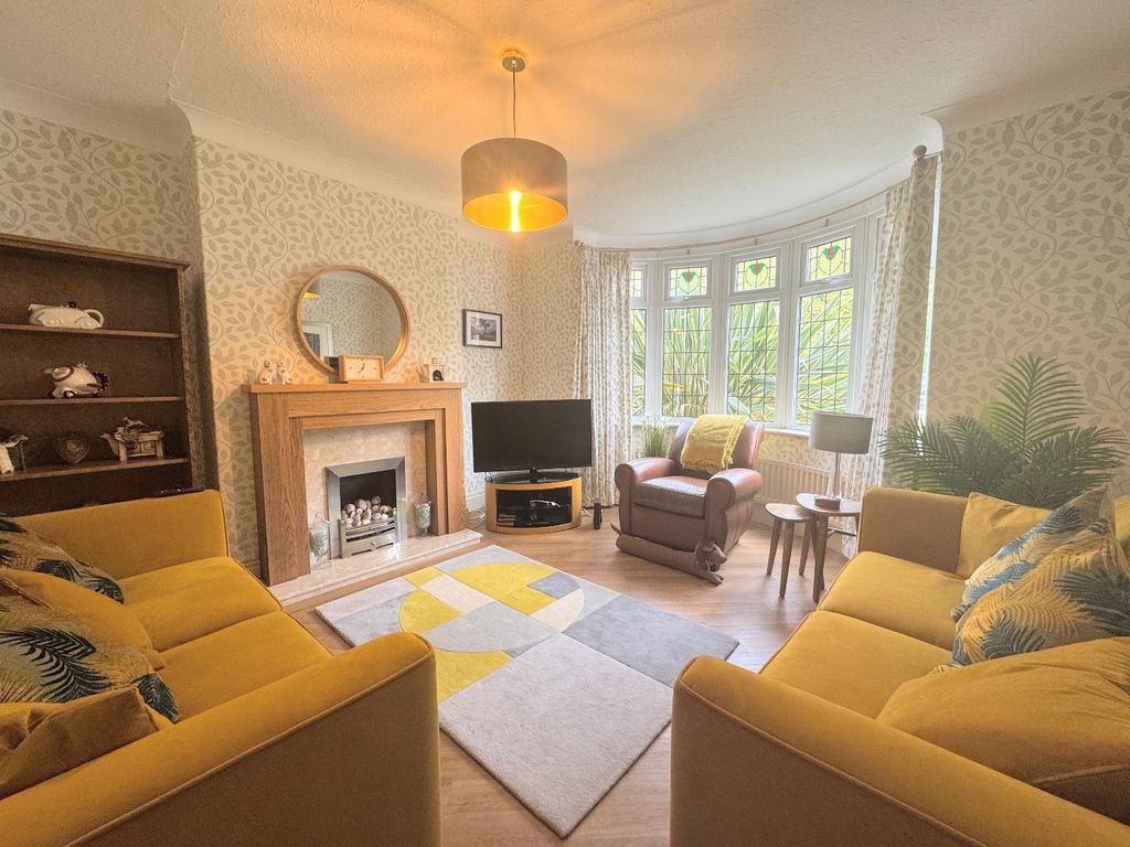 Property photo 3 of 18 Lounge