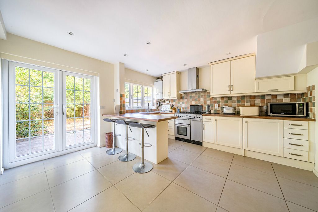 Property photo 2 of 10 Kitchen