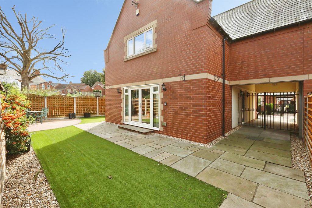Property photo 2 of 18