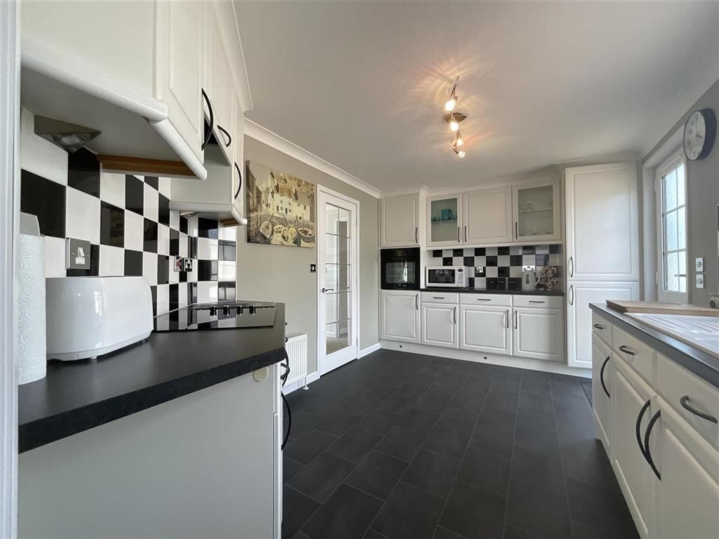 Property photo 2 of 11 Kitchen