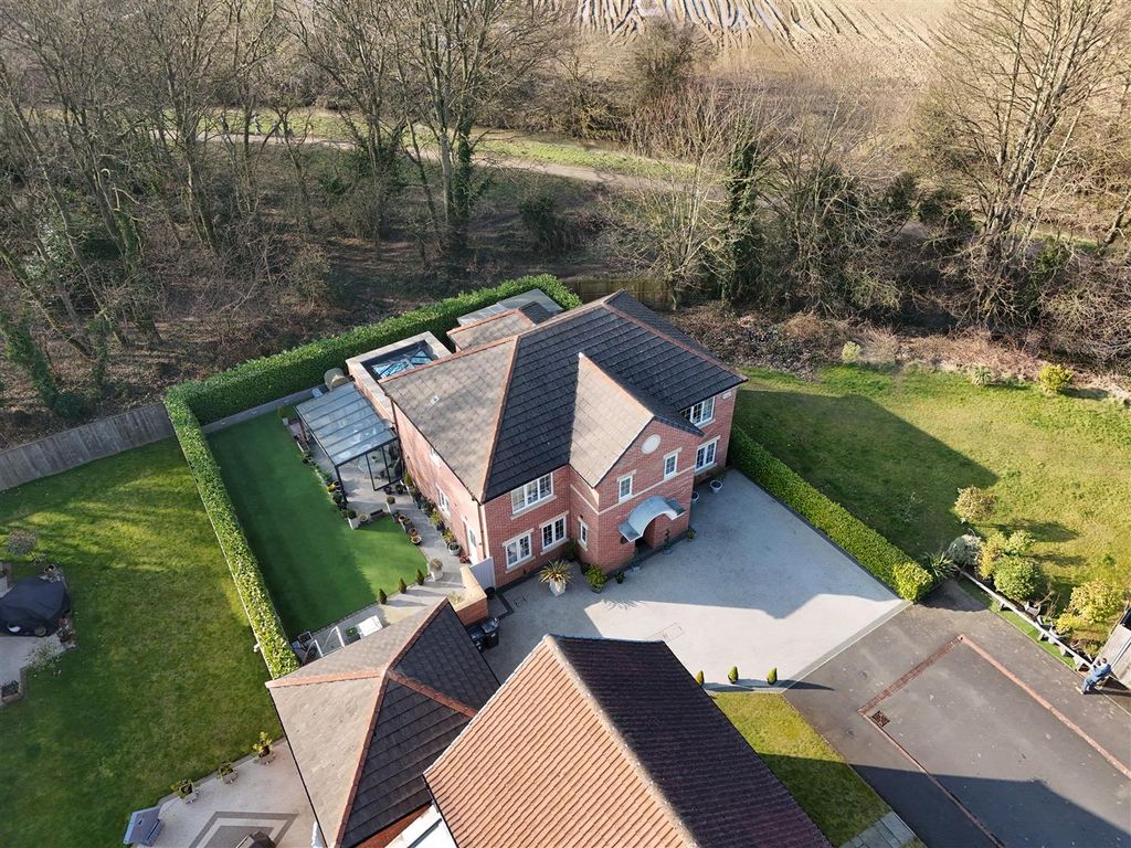 Property photo 1 of 33 Externally