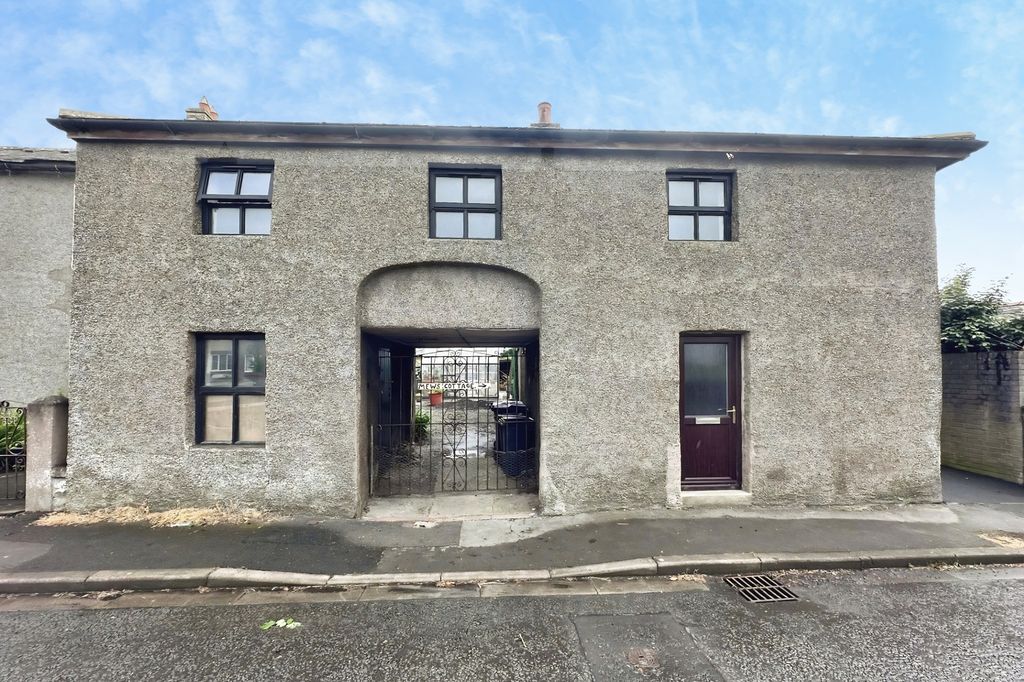 Property photo 1 of 11 Outside