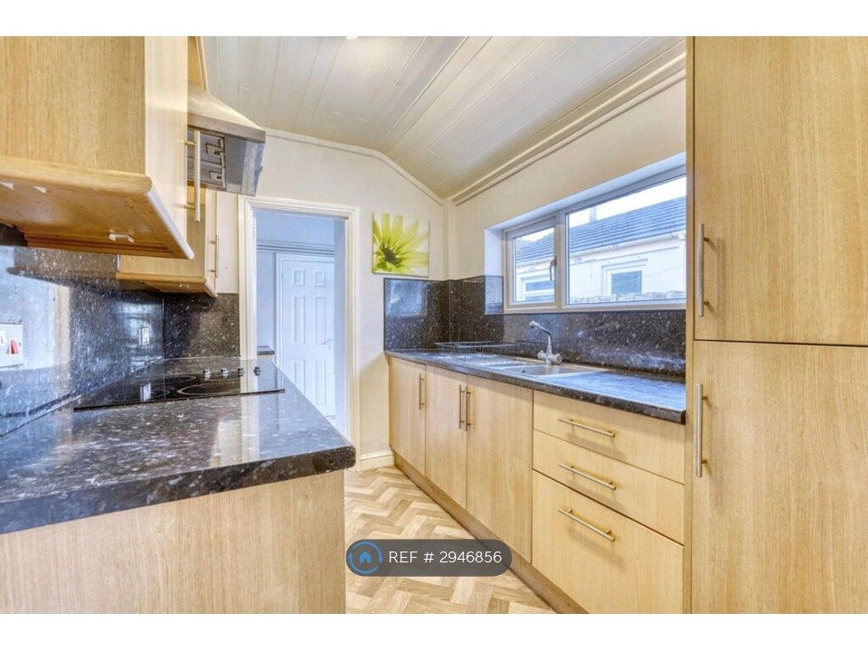 Property photo 2 of 8 Kitchen