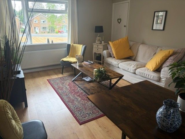 Property photo 3 of 6 122 Sycamore Living Room 2