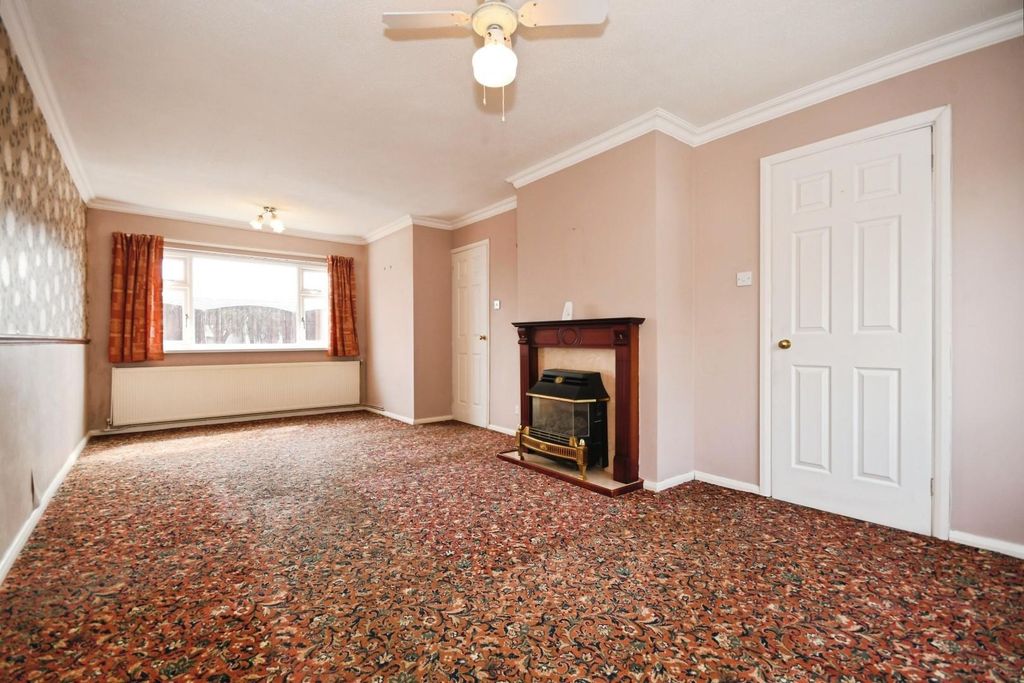 Property photo 2 of 14 Lounge 02.Jpg