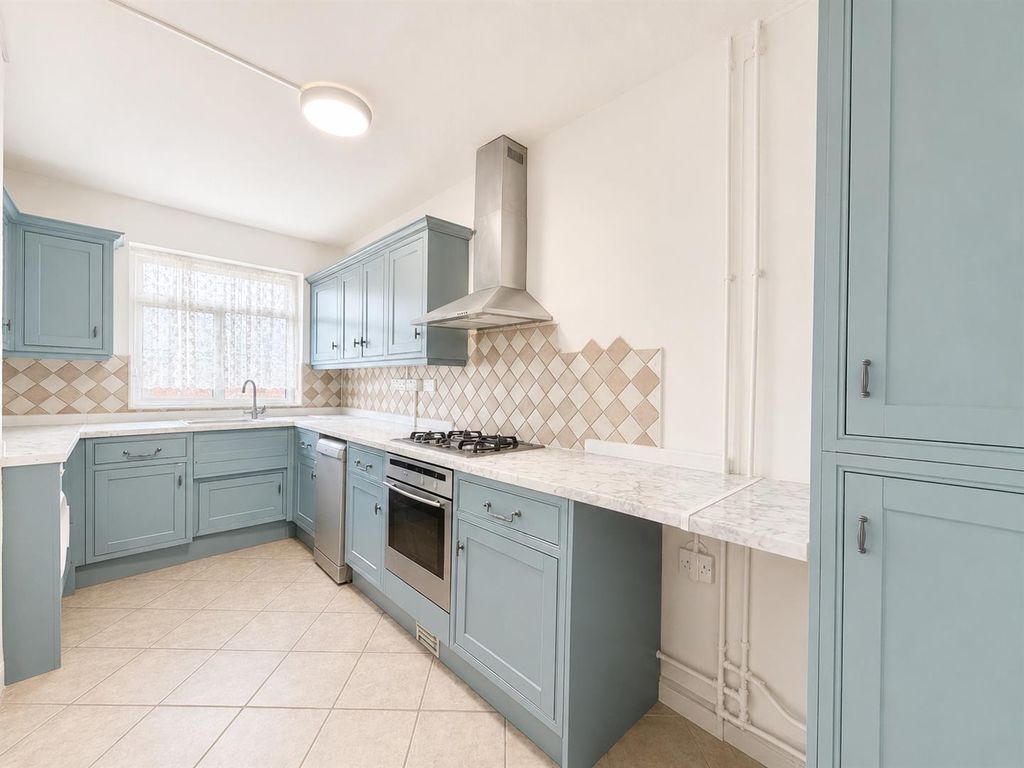 Property photo 3 of 10 Kitchen