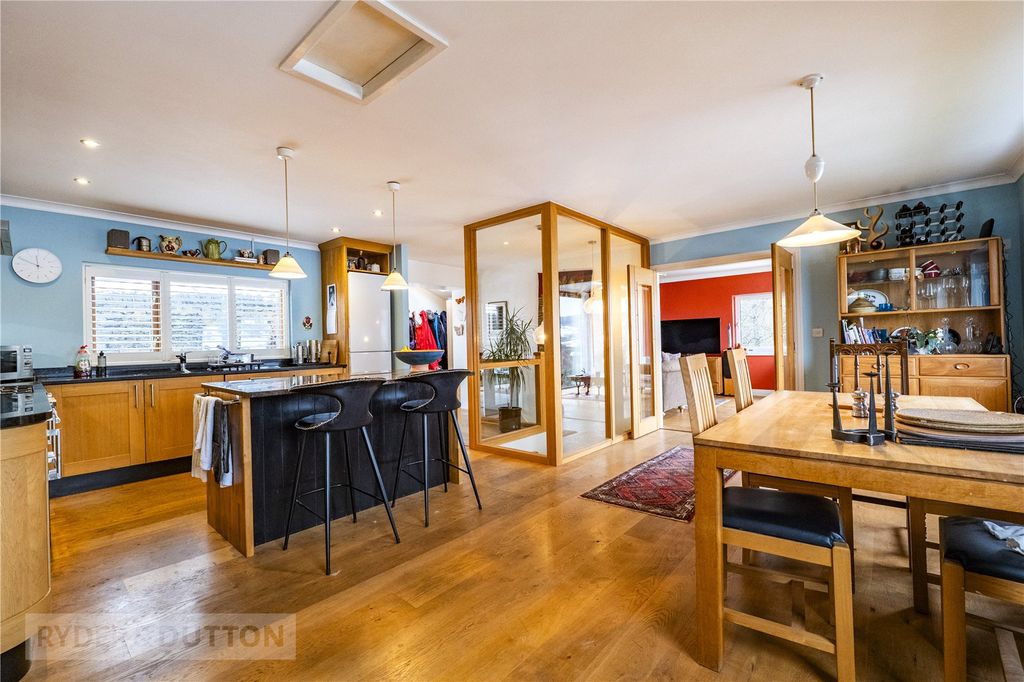 Property photo 3 of 31 Dining Kitchen