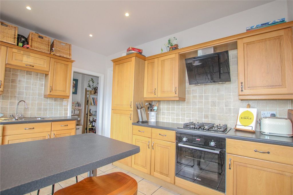 Property photo 3 of 31 Kitchen