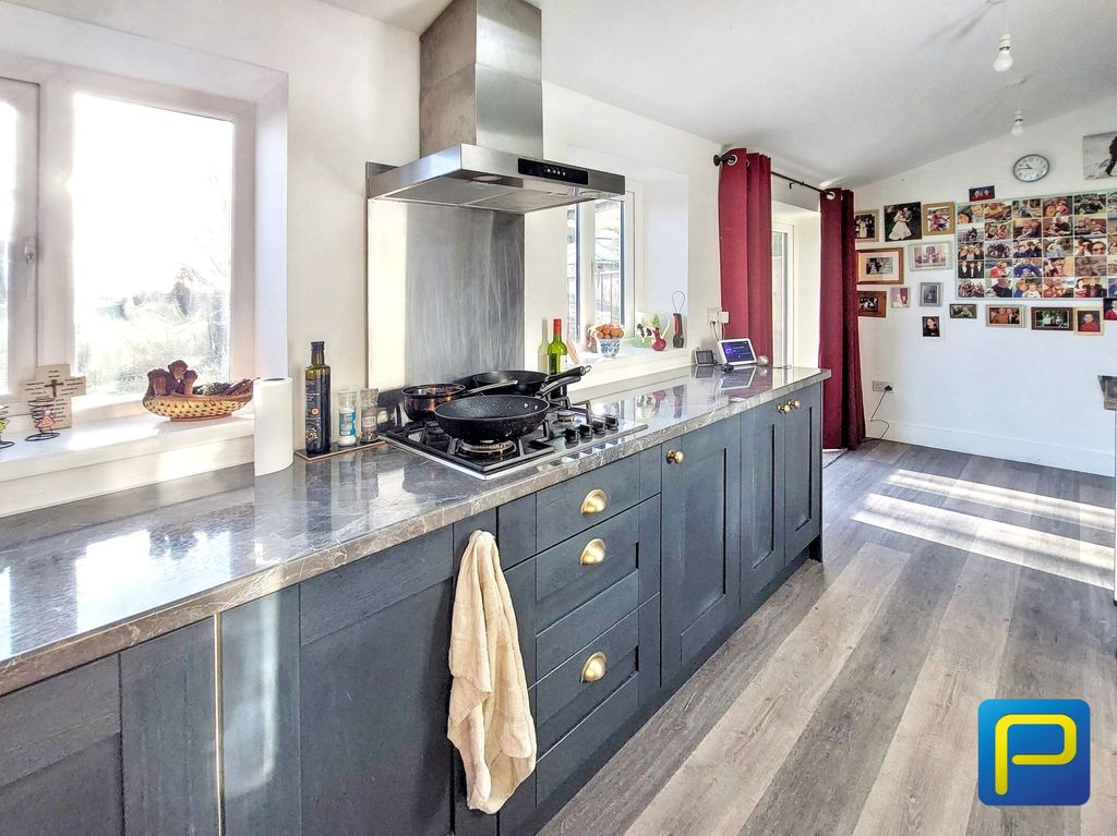 Property photo 2 of 25