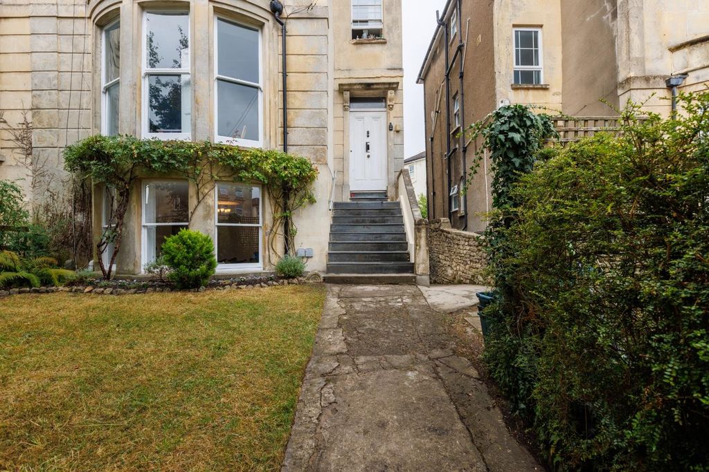 Property photo 2 of 22 Basement Flat 6 Cotham Grove-2.Jpg