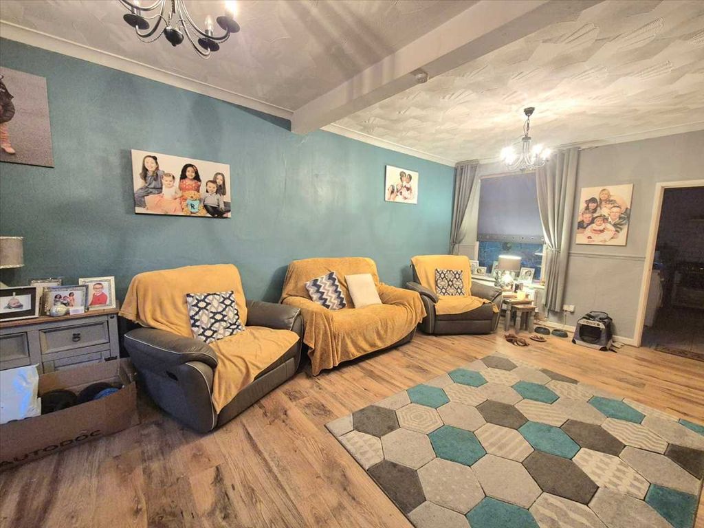 Property photo 3 of 16 Lounge