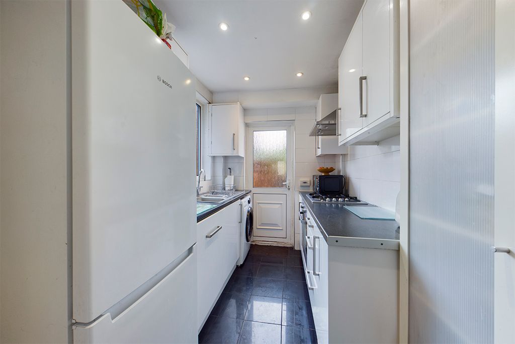 Property photo 2 of 11 Kitchen