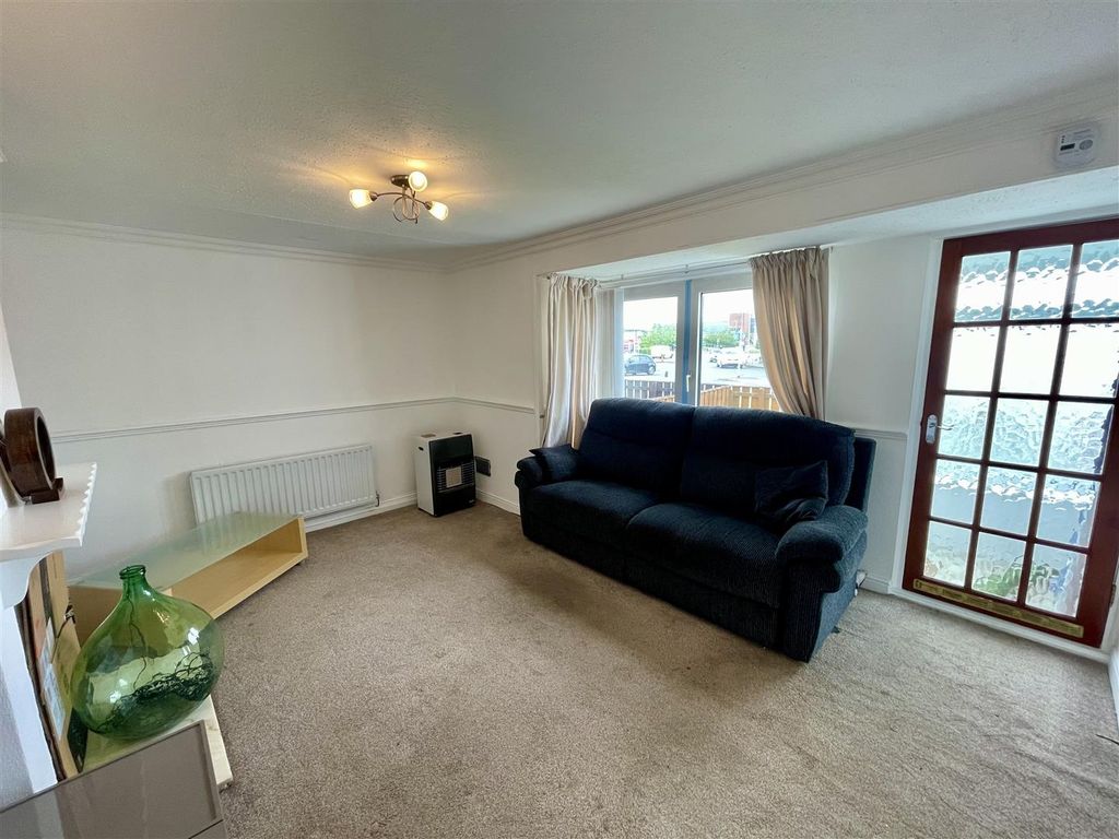 Property photo 2 of 10 Lounge